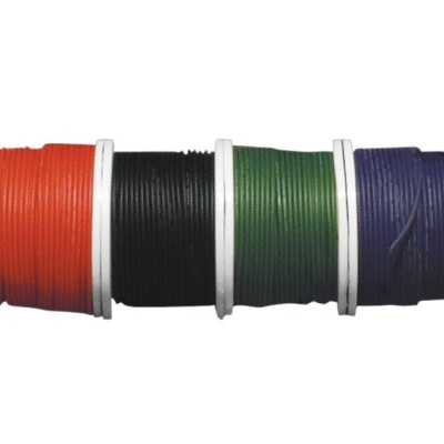 Quatro rolos de fio nas cores vermelho, preto, verde e azul