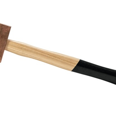 Martelo com cabeça metálica quadrada castanha e cabo de madeira clara com extremidade preta