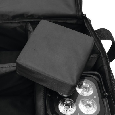 bolsa preta aberta com equipamento de iluminação e capa acolchoada preta