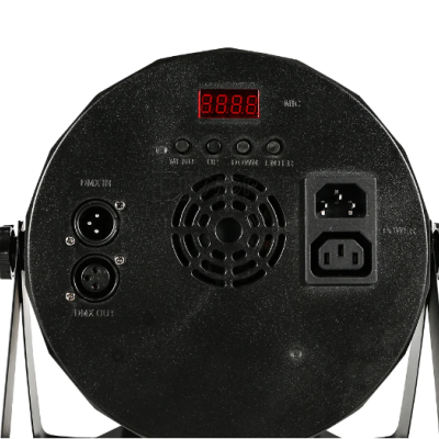 Dispositivo eletrónico preto com visor digital, botões, ventilador e conectores XLR e de energia