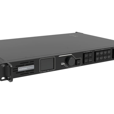 Equipamento de áudio preto tipo rack com visor e botões