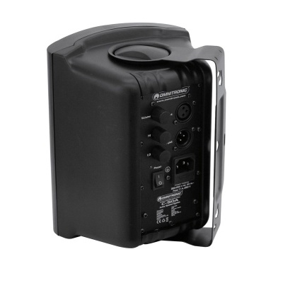 Coluna de som preta QSC com painel traseiro e estrutura metálica