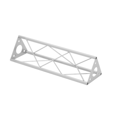 Estrutura metálica triangular com barras cruzadas prateada