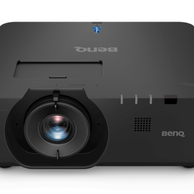 Projetor BenQ preto com lente circular e indicadores luminosos no topo