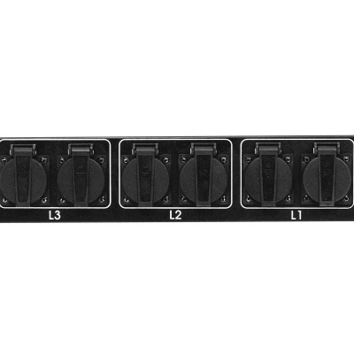 Painel com seis tomadas elétricas pretas em fundo branco