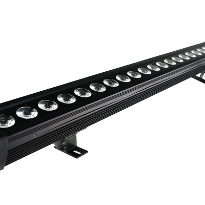 Barra de luz LED linear preta com 24 lentes e suporte de fixação.