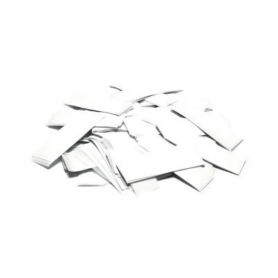 Pequenos sacos brancos de papel empilhados sobre uma superfície branca