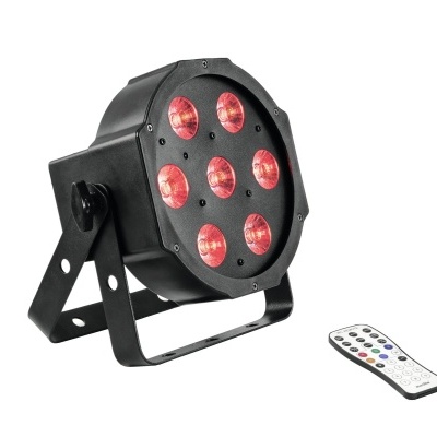 Projetor LED preto com sete LEDs vermelhos e controlo remoto branco.