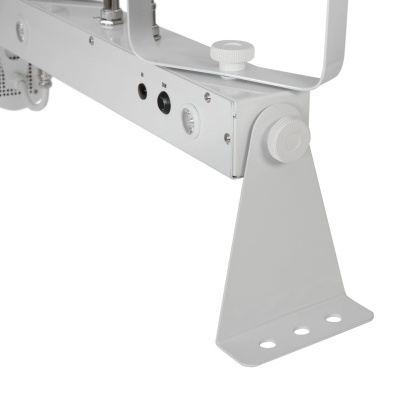 Suporte metálico branco com base triangular e orifícios