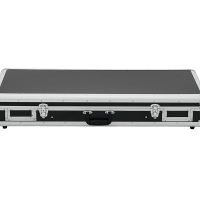 Mala rígida preta com bordas metálicas e fechaduras