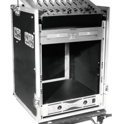 rack de equipamento de áudio profissional com mesa de mistura e unidades de reprodução