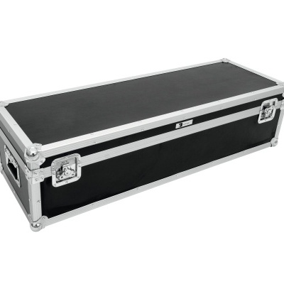 Estojo rígido preto com cantos reforçados e fechos metálicos