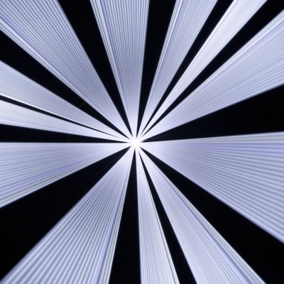 padrão gráfico com faixas pretas e brancas convergentes para o centro