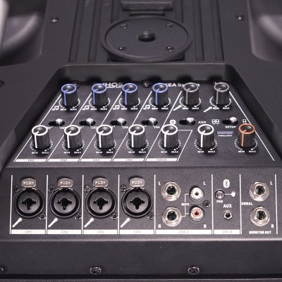 Mesa de mistura de áudio preta com botões e entradas jack