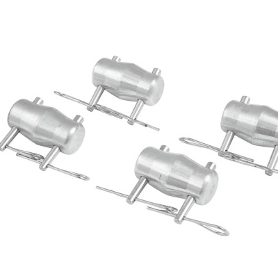 Quatro parafusos metálicos cilíndricos com alavancas em fundo branco