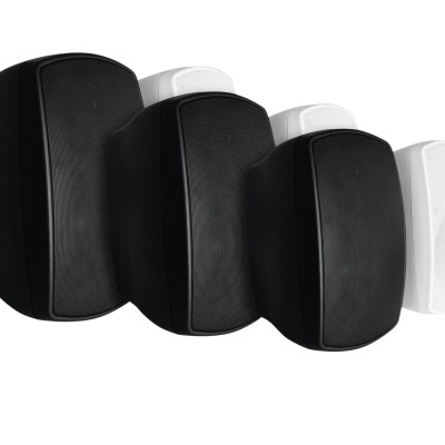 Quatro altifalantes retangulares, duas pretas e duas brancas, sobre fundo branco