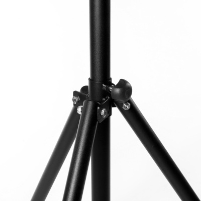 Tripé de metal preto com parafusos de ajuste