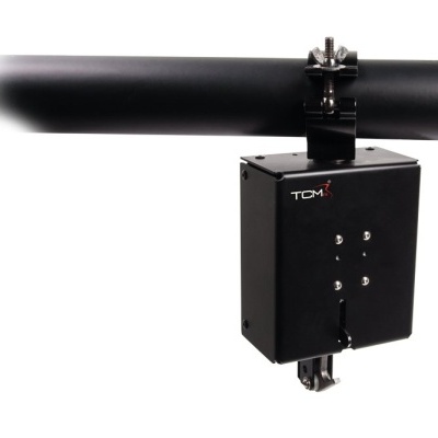 Dispositivo eletrônico preto com corpo retangular e cilindro fixado em estrutura tubular