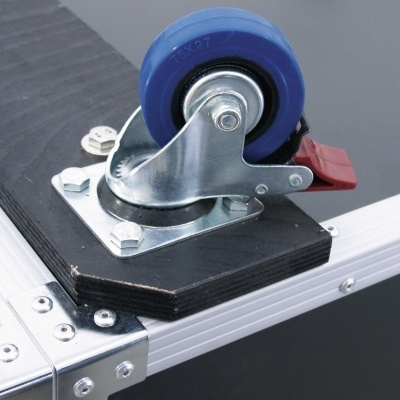 Roda azul de borracha fixada a estrutura metálica em caixa preta reforçada