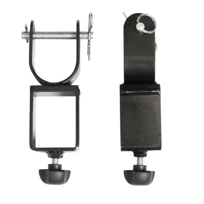 Abraçadeiras metálicas pretas com parafusos de aperto sobre fundo branco