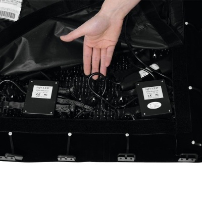 Painel LED preto aberto mostrando componentes eletrónicos e mão humana