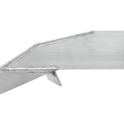 Peça metálica soldada prateada com reforço triangular em fundo branco