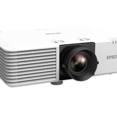 Projetor branco EPSON com lente preta e ventilação lateral