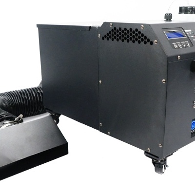 Máquina preta com painel digital azul e tubo flexível preto
