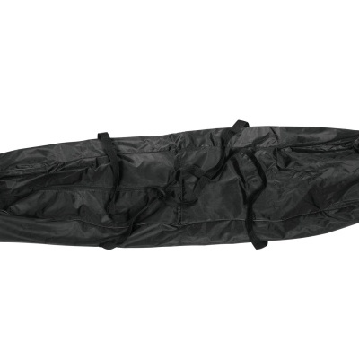 Bolsa preta comprida com alças sobre fundo branco