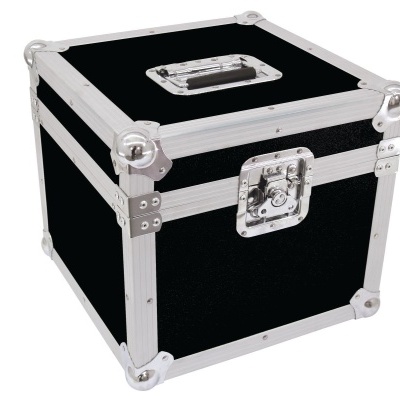 Mala rígida preta com estrutura e cantos metálicos prateados