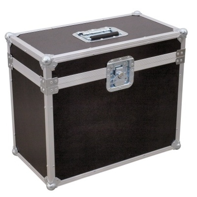 Mala rígida preta com cantos de metal e pega no topo