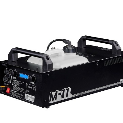 Máquina de fumo preta com depósito branco e pegas no topo