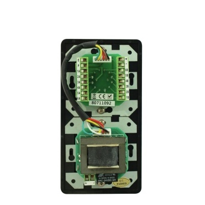 Módulo elétrico com circuito impresso, fios coloridos e transformador num suporte preto