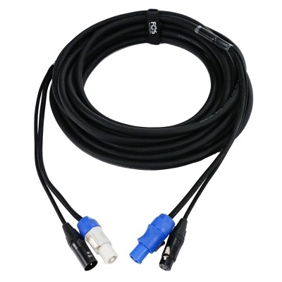 Cabos de áudio pretos com conectores azuis, brancos e pretos sobre fundo branco