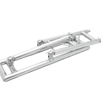 Estrutura metálica tubular prateada sobre fundo branco