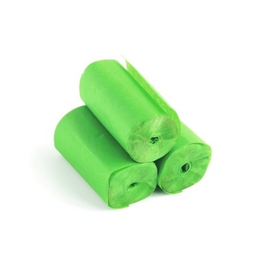 Três rolos de sacos de plástico verdes sobre fundo branco