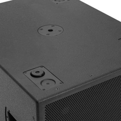 Coluna de som preta com rodas e grelha metálica frontal