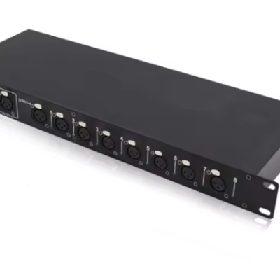 Equipamento eletrónico preto com várias entradas XLR e conexões num fundo branco