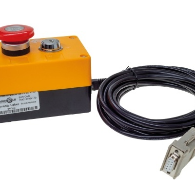 Botão de emergência industrial amarelo e preto com botão vermelho e cabo com plugue DB9