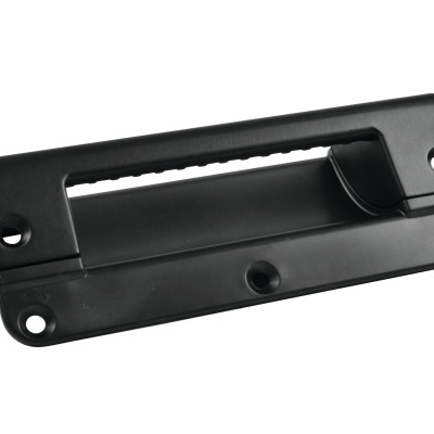 Punho preto de plástico para transporte com base retangular e quatro furos para fixação