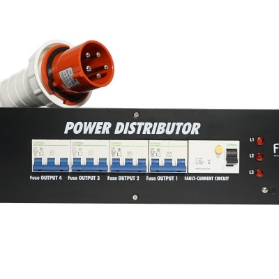 Distribuidor de energia preto com disjuntores e plugue industrial