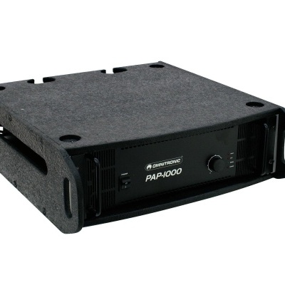 Amplificador de som Omnitronic PAP1000 em caixa preta com pegas laterais.