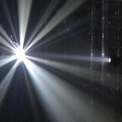 Feixe de luz branco intenso num ambiente escuro com estruturas metálicas