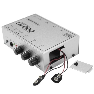 Aparelho electrónico cinzento com botões pretos e ligações de pilhas destacadas