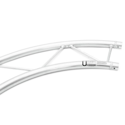 Estrutura metálica curva branca com tubos e barras transversais