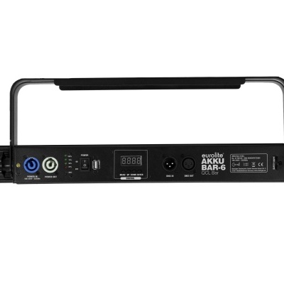 Barra de luz LED preta com visor digital e botões no fundo branco