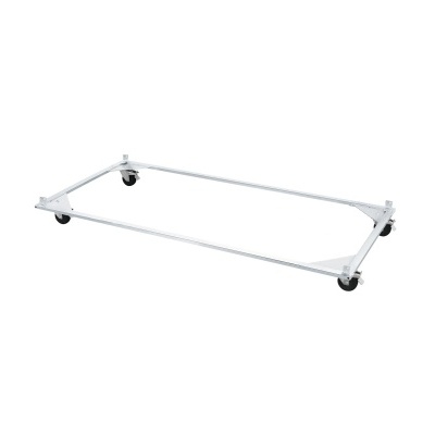 Estrutura metálica retangular com rodízios brancos e pretos