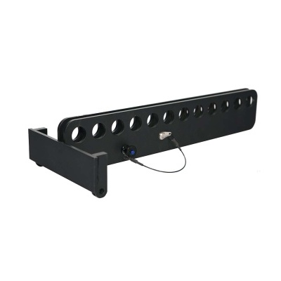 Suporte metálico preto com orifícios circulares e cabo