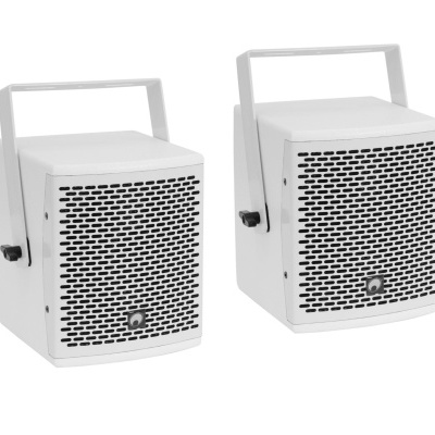 Par de colunas brancas com grelha frontal preta e suporte ajustável