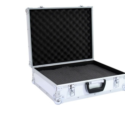 Mala de transporte metálica prateada aberta com interior acolchoado preto